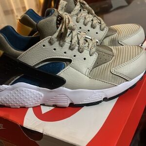 Nike  Huarache Run GS size 6.5 good Condition